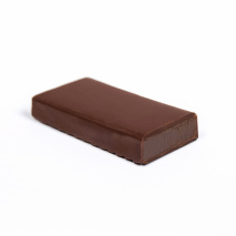BIO-Edelbitterschokolade gefüllt mit 70% Marillenbrand-Ganache